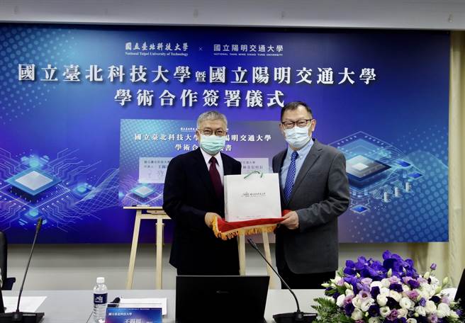 台北科技大學校長王錫福(左)與陽明交通大學林奇宏(右)今日簽訂「學術合作協議書」，共同培育半導體產業專業人才。(北科大提供／李侑珊台北傳真)