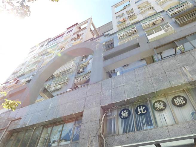 花莲华尔街大楼迄今已27年，内部消防系统多不堪使用，逃生楼梯两侧甚至有空洞，恐造成危险。（罗亦晽摄）