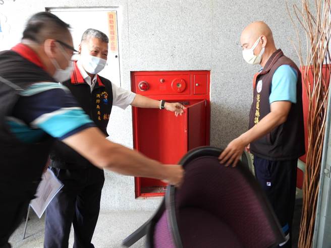 花莲华尔街大楼室内消防栓内没有水袋。（罗亦晽摄）