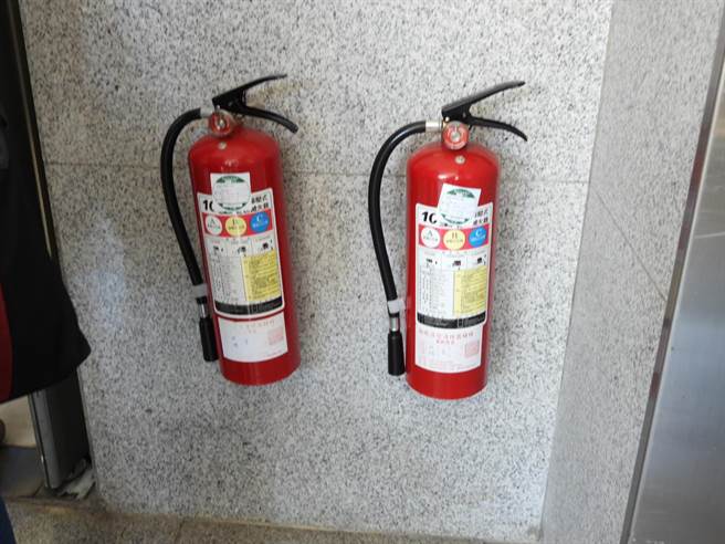 花莲华尔街大楼洒水系统坏掉，不过维修需花费上百万，管委会先购买手持灭火器供住户使用。（罗亦晽摄）