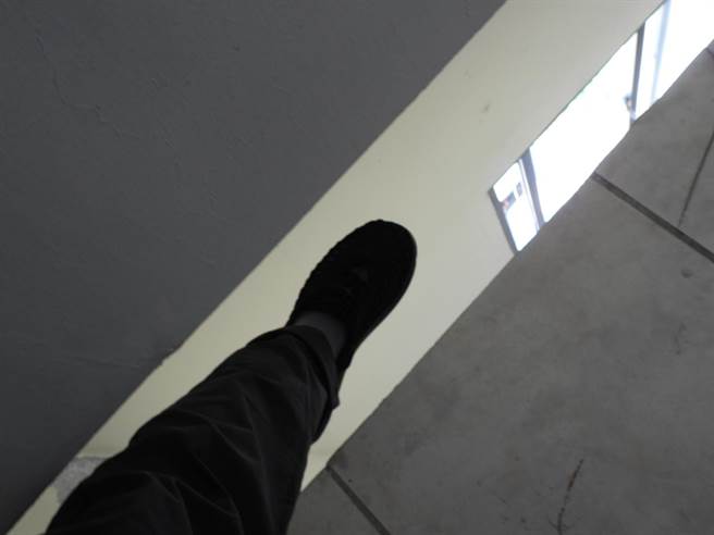 花莲华尔街大楼逃生楼梯旁的空洞。（罗亦晽摄）