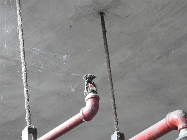 花莲华尔街大楼洒水系统已坏掉不堪使用。（罗亦晽摄）