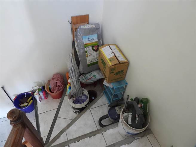 花莲华尔街大楼逃生楼梯堆放杂物。（罗亦晽摄）