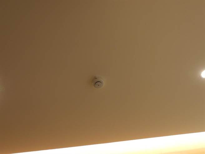 花莲华尔街大楼管委会因城中城大火烧出危机意识，替每层楼安装住警器。（罗亦晽摄）