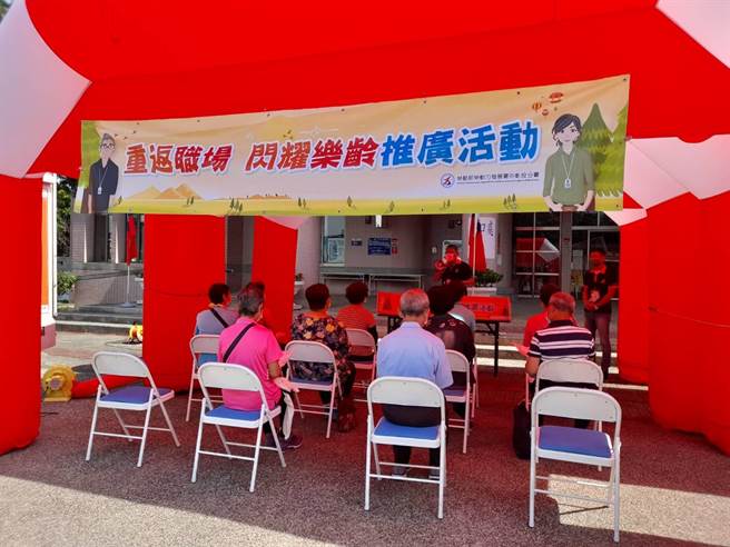 「梦想载卡多」就业服务巡迴车透过有奖徵答、互动与抽奖方式增加宣导趣味性，鼓励中高龄们能持续发挥所长，找到人生职涯发展第二春。（劳动力发展署中彰投分署提供／卢金足台中传真）