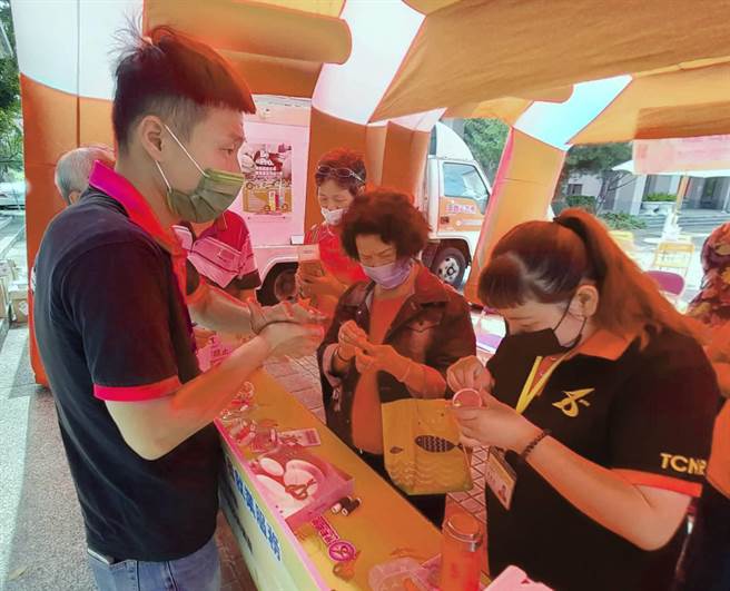 鼓励65岁以上有意愿重返的职场高龄退休者，善用自己的宝贵工作经验，在职场尽自己的一份心力。（劳动力发展署中彰投分署提供／卢金足台中传真）