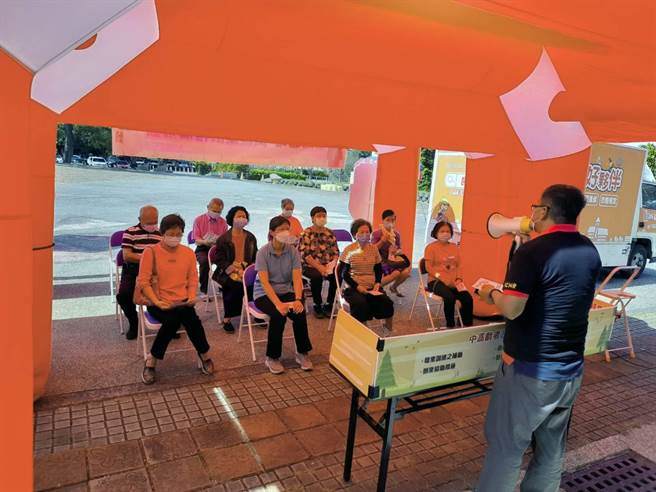 劳动力发展署中彰投分署「梦想载卡多」就业服务巡迴车，26日前进在地社区办理多场宣导活动。（劳动力发展署中彰投分署提供／卢金足台中传真）