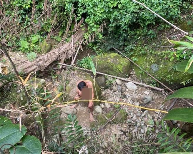 50岁苏男负气离家，经发动大批警消及救难人员搜救6天，终于在深山的河床上找到全身赤裸的苏男。（台中市太平警分局提供／冯惠宜台中传真）