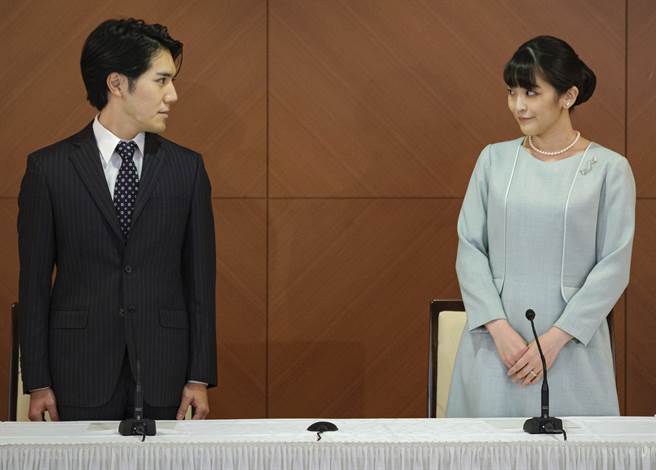 日本真子公主今（26）日与大学同窗小室圭登记结婚，两人接着召开记者会宣布婚讯，并不断为造成大家不便致歉。（美联社）