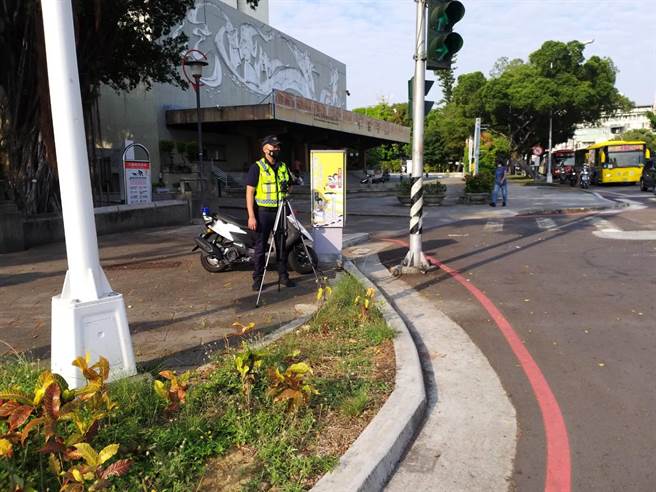 台中市第二警分局11月1日择辖区1-2个易肇事路口、路段，于上下班尖峰时段架设录影设备，如发现明显严重违规行为，将径行告发取缔。（台中市第二分局提供／冯惠宜台中传真）