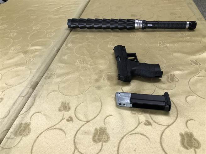 苗栗县警通霄警分局逮捕暴力讨债嫌犯，起出镇暴枪及电击棒等物品。（通霄警分局提供／谢明俊苗栗传真）