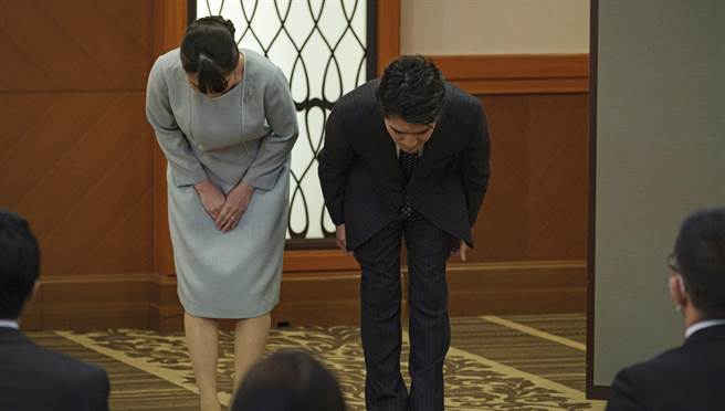 真子26日在和新婚夫婿小室圭在东京举行宣布登记结婚的记者会前，双双深度鞠躬致意。（美联社）