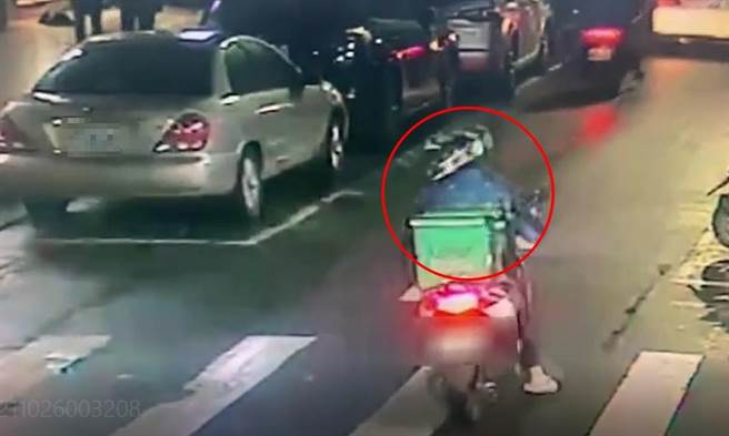 外送员险擦撞BMW下意识回头望了一眼，不料却被认为在挑衅，遭2名男子殴打。(翻摄自影片)