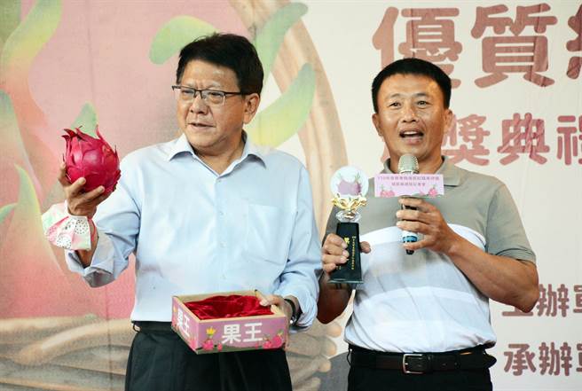 果农洪兆濡（右）囊括首届评鑑冠军及果王，种出的火龙果连屏东县长潘孟安都直呼惊艷。（林和生摄）