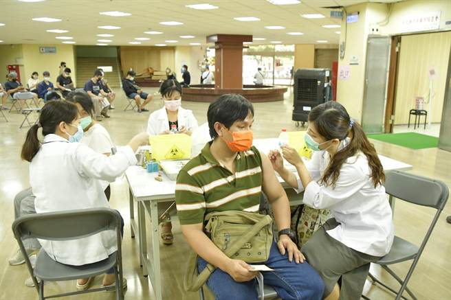 第12轮疫苗开打，彰化县政府于26日在县立体育馆开设BNT大型快打站，一早仅有零星民眾前往接种，打气远不如预期。（谢琼云摄）