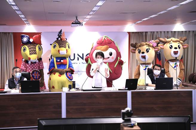 台中市十个行政区吉祥物大集合，市长卢秀燕希望吉祥物们未来继续为台中行销及观光活动宣传再接再厉。（卢金足摄）