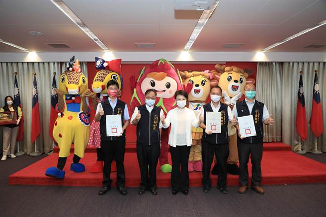 国庆防疫社交距离宣导人气吉祥物票选，台中市长卢秀燕今日在市政会议颁奖。（卢金足摄）