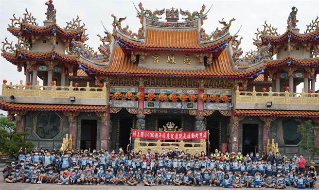 彰化县大村乡村上国小今年12月25日即将迎接百岁生日，校方从10月开始举行一系列庆祝活动，规画百年校庆艺术家接力联展，还有才艺成果发表。(校方提供／吴建辉彰化传真)