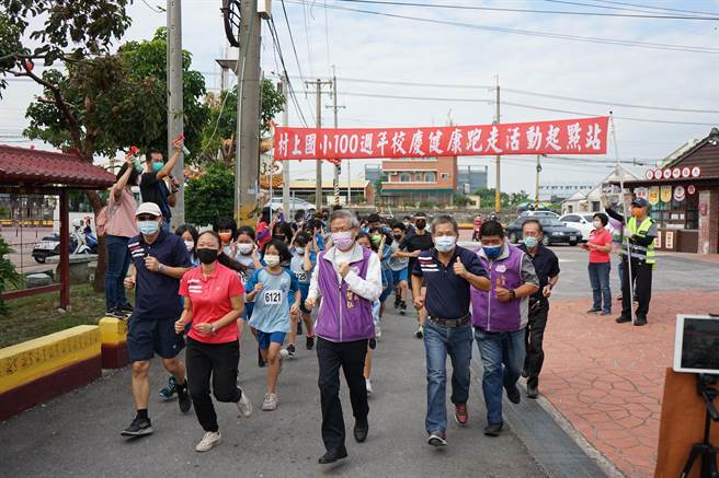 26日早上8点，村上350师生在校园后方的慈凤宫集合，进行暖身运动后，由教育处长王智弘领跑，带领所有师生走入社区，也象徵走路下一个百年。(校方提供／吴建辉彰化传真)