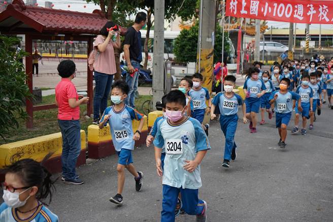 全校350师生齐力依高低年级跑完2至4公里的路程，与社区的乡亲们分享喜悦，共同见证村上百岁生日。(校方提供／吴建辉彰化传真)
