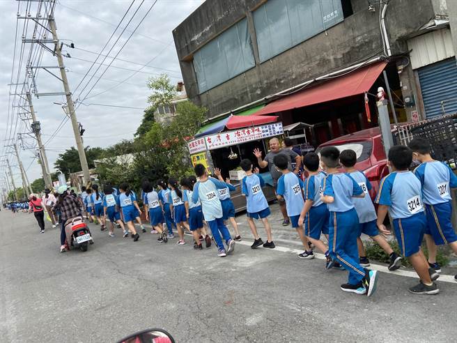 学生在慢跑中认识以往所没有去过的社区角落，更重要的是能与所有长辈、街坊邻居，与所有「学长姐们」分享喜悦，并号召所有校友回娘家。(校方提供／吴建辉彰化传真)