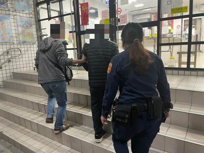 老翁自泰山住处离家后，便徒步行经新庄、龟山迴龙再到龟山A7捷运站附近，迷航时间长达17小时，步行距离约15公里，终于被林口分局员警寻获。(宋原彰翻摄)