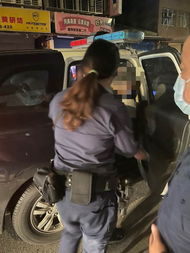 老翁自泰山住处离家后，便徒步行经新庄、龟山迴龙再到龟山A7捷运站附近，迷航时间长达17小时，步行距离约15公里，终于被林口分局员警寻获。(宋原彰翻摄)