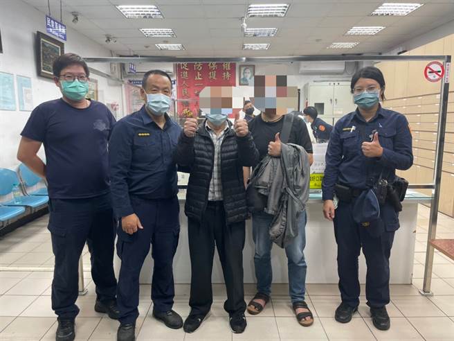 老翁自泰山住处离家后，便徒步行经新庄、龟山迴龙再到龟山A7捷运站附近，迷航时间长达17小时，步行距离约15公里，终于被林口分局员警寻获。(宋原彰翻摄)