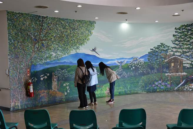 苗栗县身心障碍中心CRPD彩绘墙以苗栗多种特色景观动植物为范本。（谢明俊摄）