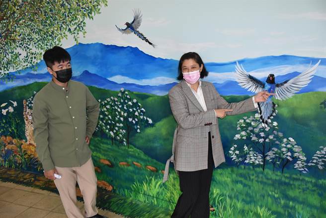苗栗县身心障碍中心CRPD彩绘墙是由鲤鱼国小美术曾淑敏和学生陈浩宇共同规画完成。（谢明俊摄）