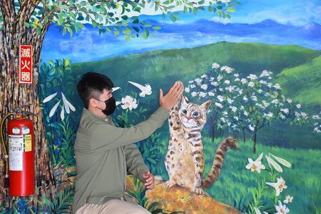 苗栗县身心障碍中心CRPD彩绘墙内暗藏多种趣味隐寓。（谢明俊摄）