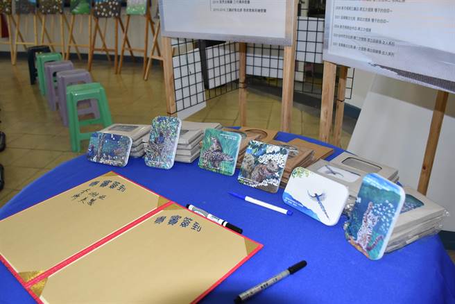 苗栗县妇女福利服务中心将CRPD彩绘墙内多个主题摘撷做成杯垫。（谢明俊摄）