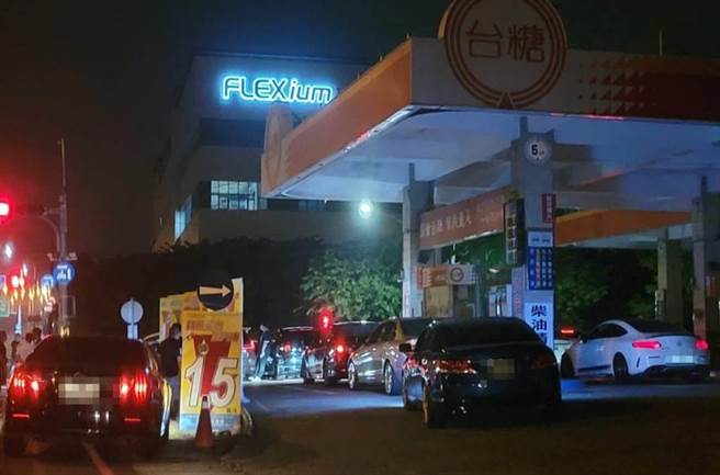 高雄市飙风再起，10月24日凌晨大批车队在大寮和发路加油站集结。（读者提供／石秀华高雄传真）