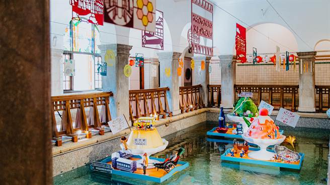 台北市北投溫泉博物館慶祝23歲生日，館內大浴池展出「北投家徽」藝術裝置及「山丘下的北投盛會」特展。（台北市文化局提供／張立勳台北傳真）