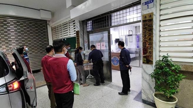 徐女（图中）开设珊瑚艺品店大赚陆客财，却涉逃漏税数千万元，获准管收，被送进花莲看守所。（花莲分署提供／王志伟花莲传真）