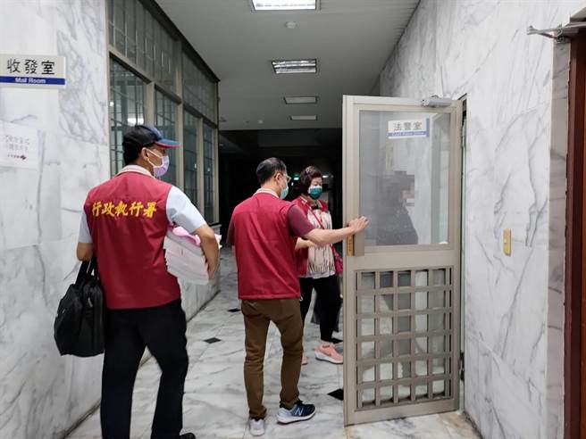 行政执行官催讨欠税未果，依法向法院管手徐女（图右）获准。（花莲分署提供／王志伟花莲传真）