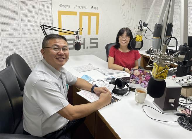 台中市警局霧峰分局分局長李建興26日至警察廣播電台台中分台，在空中暢談「交通安全月」、「校園安全作為」及反毒、反詐宣導等，呼籲民眾注重交通安全，建構無毒校園。（霧峰分局提拱／黃國峰台中傳真）