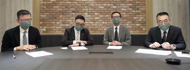 （國泰世華銀董事長郭明鑑（左二）、副董事長蔡宗翰（右二）、總經理李偉正（左一）及發言人鄧崇儀（右一）在線上記者會說明ATM交易問題。圖／線上記者會截圖）