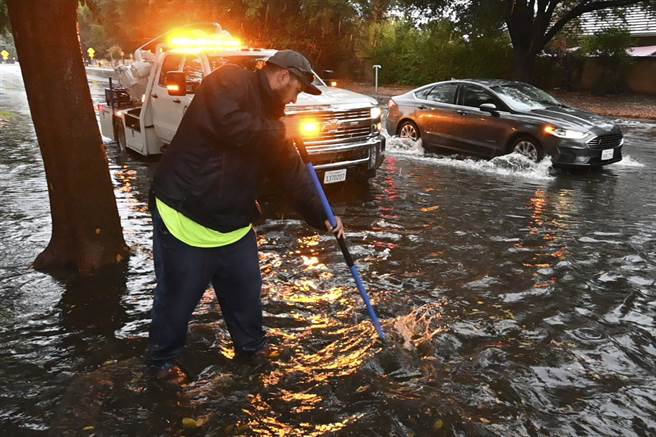 严重大雷雨淹没加州北部地区。(图／美联社)