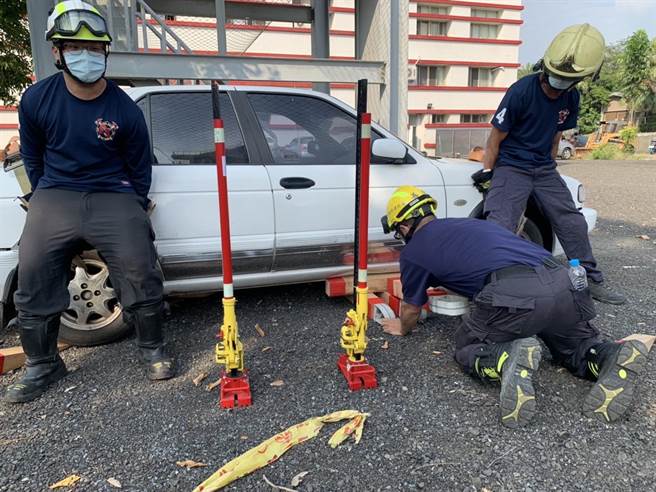 台南市消防局第4大隊舉辦Hi-Lift手搖式千斤頂車禍救助訓練，考驗學員臨場判斷及技能。（台南市消防局提供／劉秀芬台南傳真）
