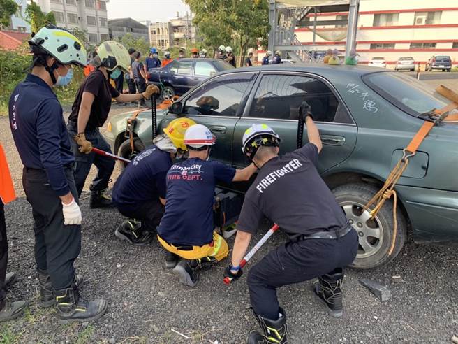 台南市消防局第4大隊舉辦Hi-Lift手搖式千斤頂車禍救助訓練，考驗學員臨場判斷及技能。（台南市消防局提供／劉秀芬台南傳真）