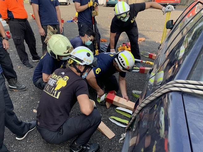 台南市消防局第4大隊舉辦Hi-Lift手搖式千斤頂車禍救助訓練，考驗學員臨場判斷及技能。（台南市消防局提供／劉秀芬台南傳真）
