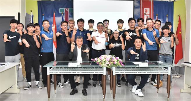 樹德科大校長陳清燿（前排左起）與高雄海神職籃隊總經理王德堯26日簽署策略聯盟合作意向書。合影人員比出3隻手指頭手勢，代表海神的三叉戟，以及樹德科大「就是要你」的7手勢。（林瑞益攝）