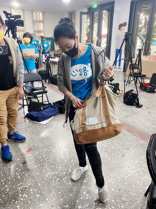 小S在活动结束后，开心跟大家分享挚爱的包包。（许雅淳摄）