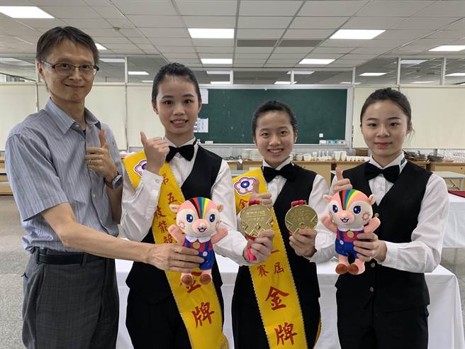 明德中学餐饮科学生周佩仪（左二）夺下全国技能竞赛餐饮服务职类金牌，与校长陈栋远（左）及其他得奖参赛者合影。（林欣仪摄）
