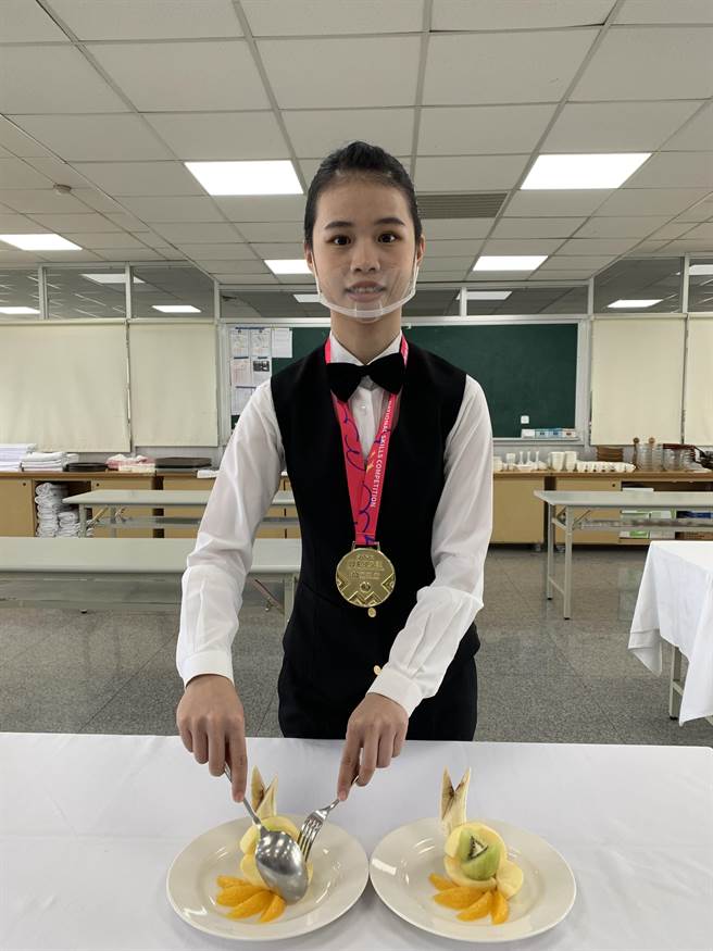 明德中学餐饮科学生周佩仪持续努力，夺下全国技能竞赛餐饮服务职类金牌。(林欣仪摄)