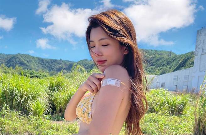 壮壮穿比基尼接种BNT疫苗。（图／取材自壮壮 / Ula Shen脸书）