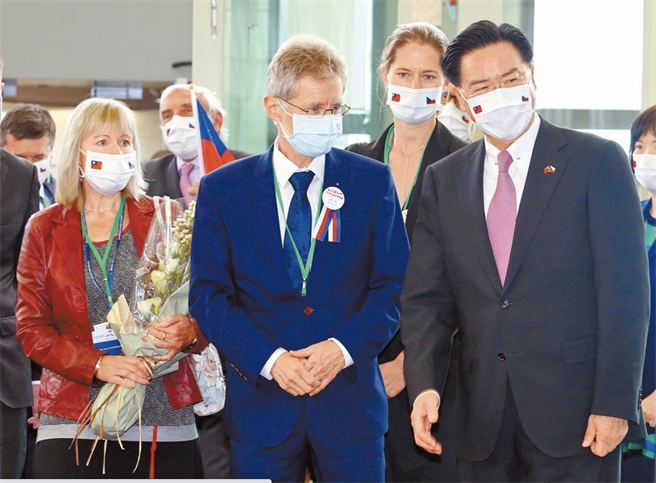 外交部长吴钊燮（右）将访问捷克，图为去年捷克参议院议长韦德齐（中）率团访台，两人合影。（本报系资料照片）