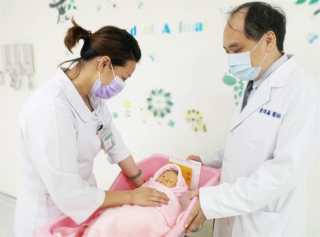 大千医院提醒，若来不及到医院而在外生产，一定要注意宝宝的保温，用毛毯将宝宝的身体包住。（大千医院提供／谢明俊苗栗传真）