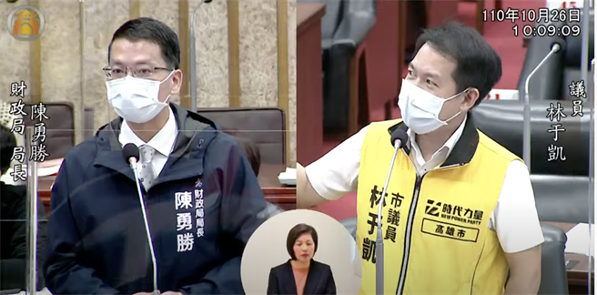 时代力量高市议员林于凯指出，高雄市持有10户以上非自住房屋者，共有318人，总计持有9647户房屋，单一法人最高持有510户。（柯宗纬翻摄）